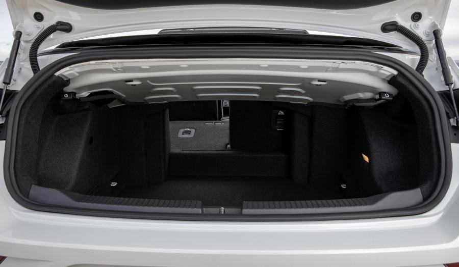Багажник Volkswagen T-Roc Cabriolet R-Line 2019 года  (WW) (фото 131 из 137)